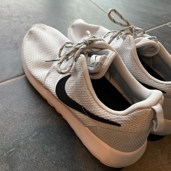 Women’s Nike Shoes - Picture 4 of 9